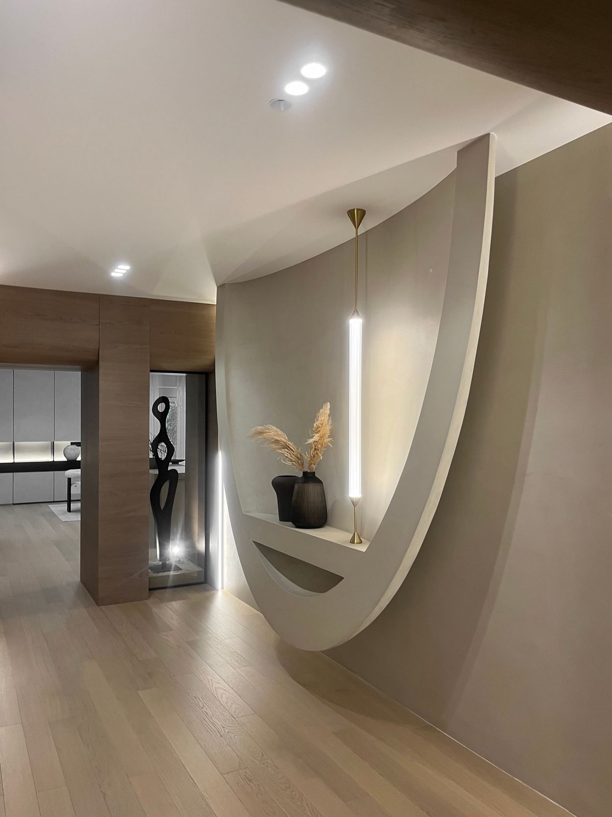 Dom obasjan skulpturalnom formom - Enterijer stana - 9149