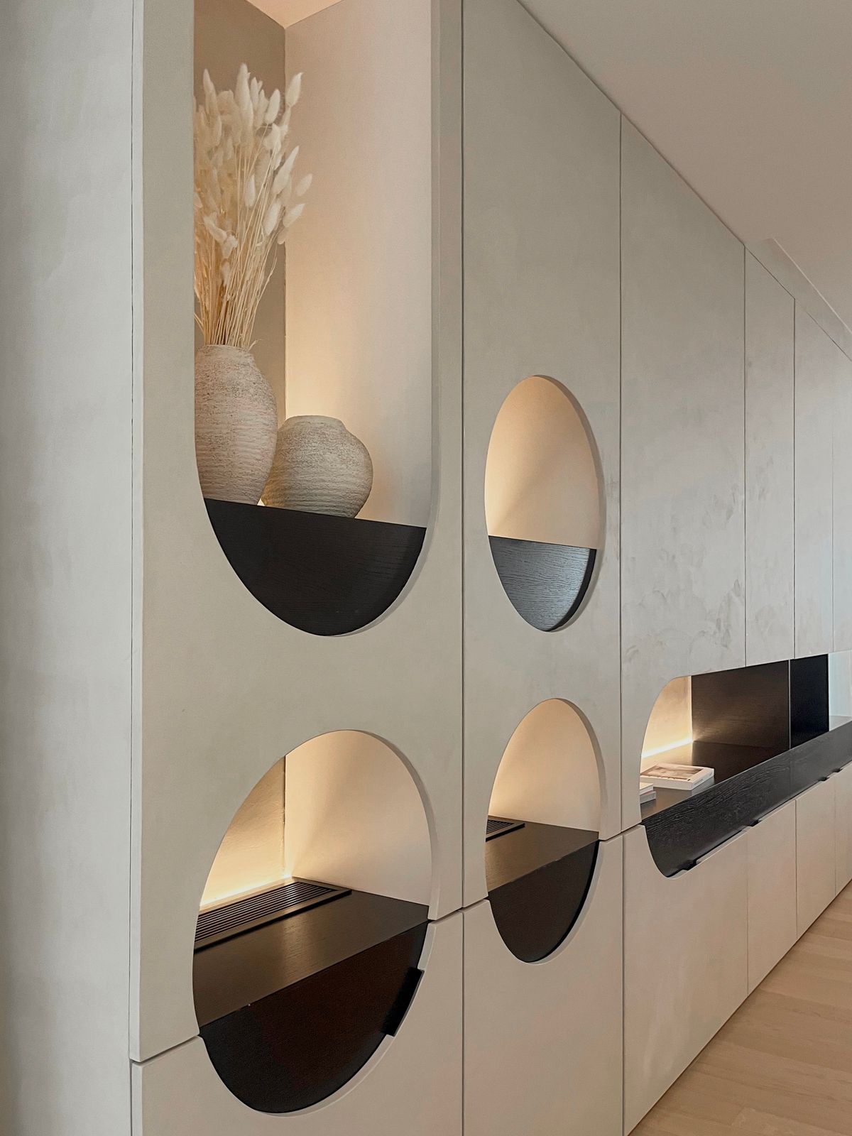 Dom obasjan skulpturalnom formom - Enterijer stana - 9150