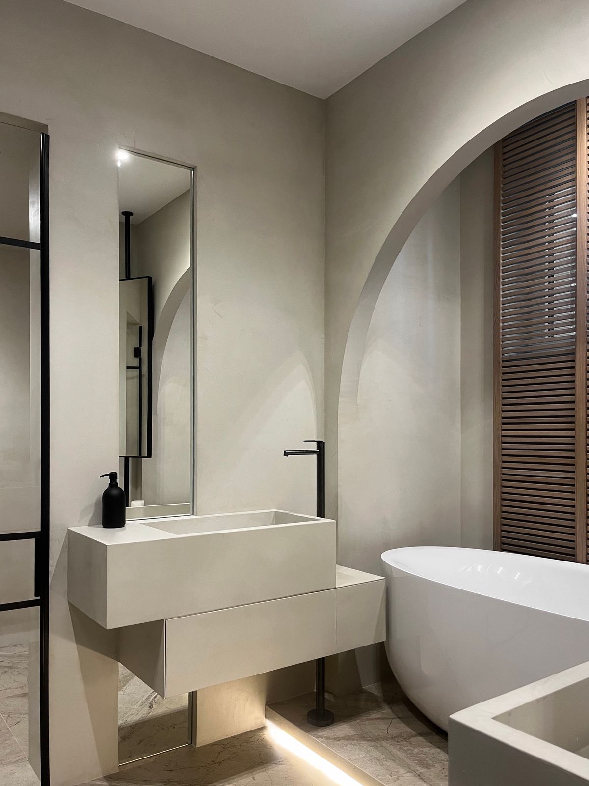 Dom obasjan skulpturalnom formom - Enterijer stana - 9153