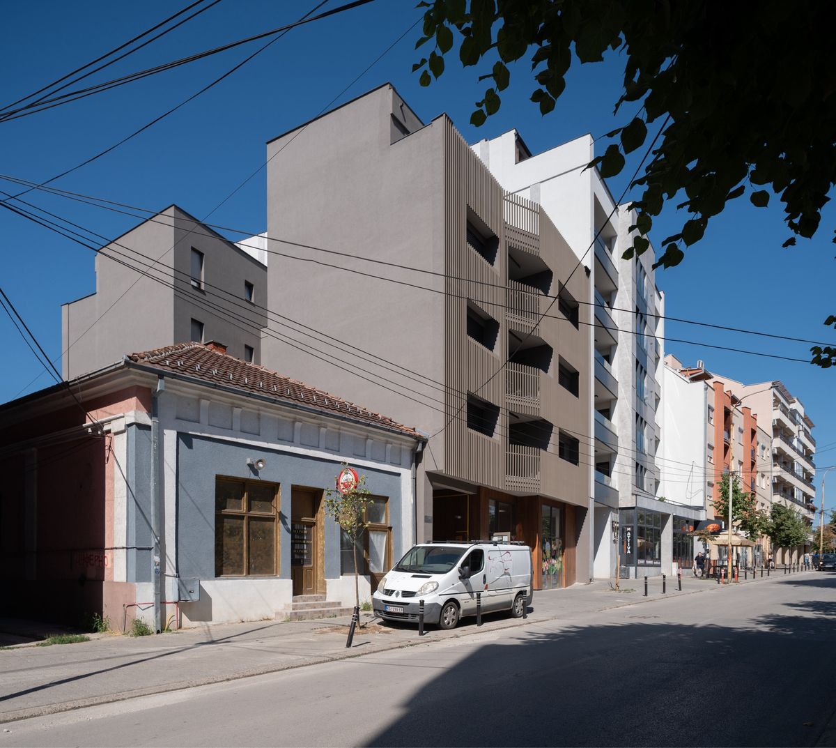 Stambeno-poslovna zgrada Karađorđeva - Višeporodično stanovanje - 9394