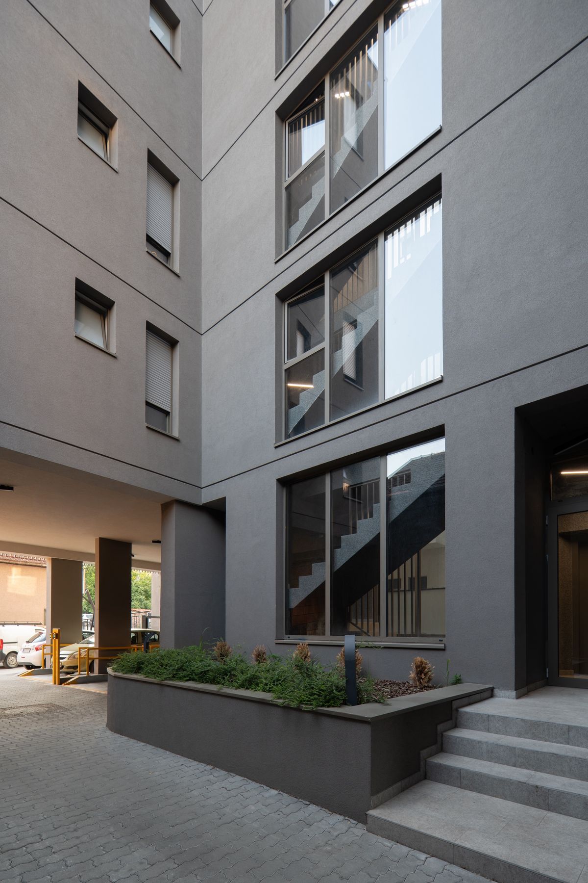 Stambeno-poslovna zgrada Karađorđeva - Višeporodično stanovanje - 9399