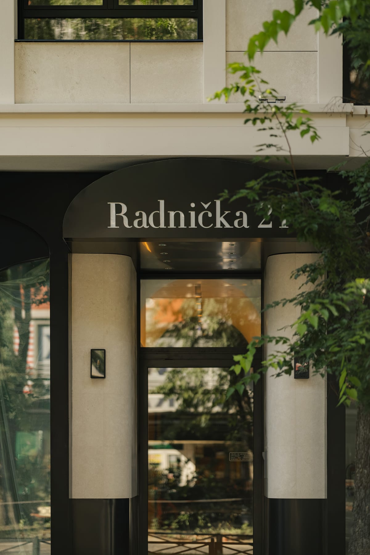 Stambeno-poslovna zgrada Ugao - Višeporodično stanovanje - Modena Art Studio